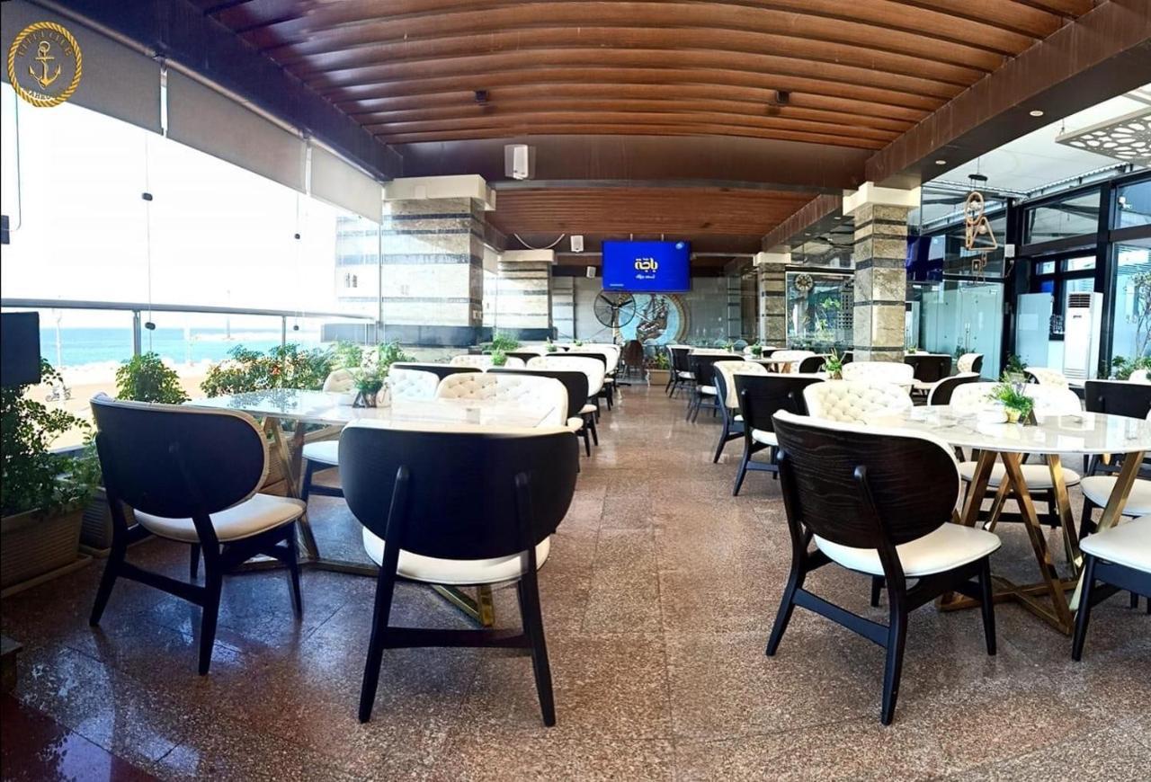 Fleet Club Mahrousa Alexandria Eksteriør billede The interior of the lounge
