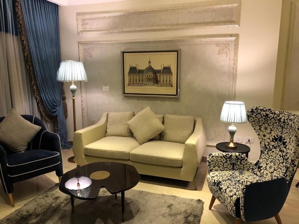 Fleet Club Mahrousa Alexandria Eksteriør billede A living room in a suite at the hotel