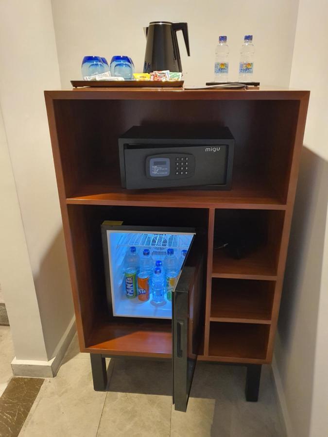 Fleet Club Mahrousa Alexandria Eksteriør billede A mini-refrigerator in a hotel room