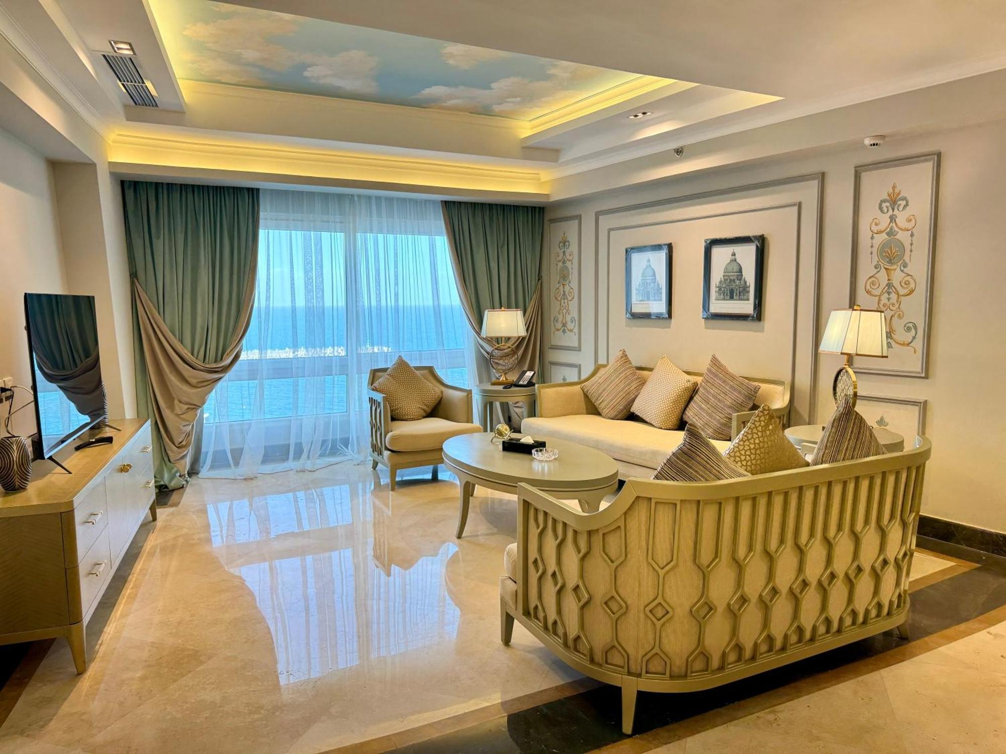 Fleet Club Mahrousa Alexandria Eksteriør billede Living room of a suite at the hotel