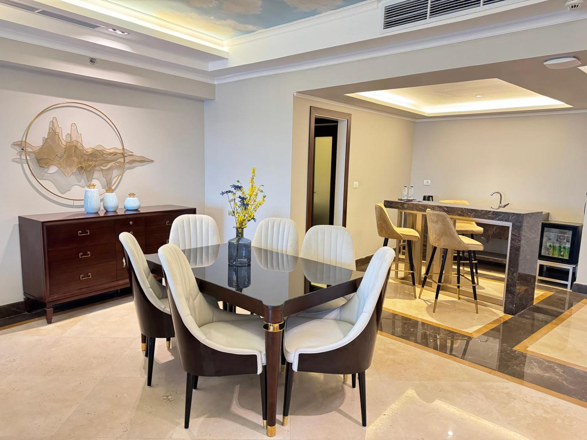 Fleet Club Mahrousa Alexandria Eksteriør billede A dining room in a luxury apartment