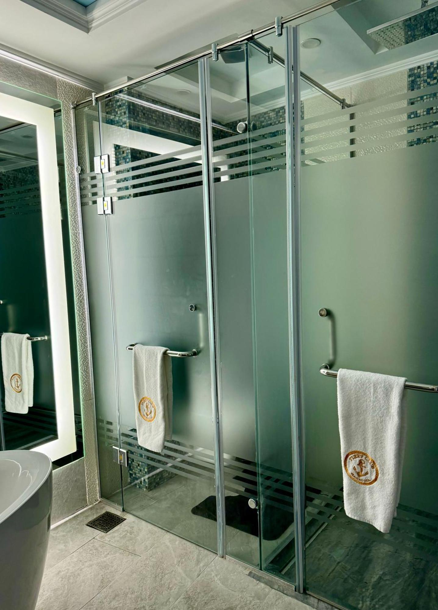 Fleet Club Mahrousa Alexandria Eksteriør billede A shower door